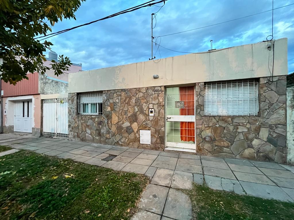 Se vende Casa al frente en barrio roma - Santa Fe