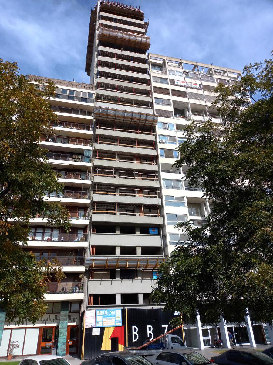 Cochera en venta opcional con departamento en edificio Scuba 45, vista al rio  - Martin