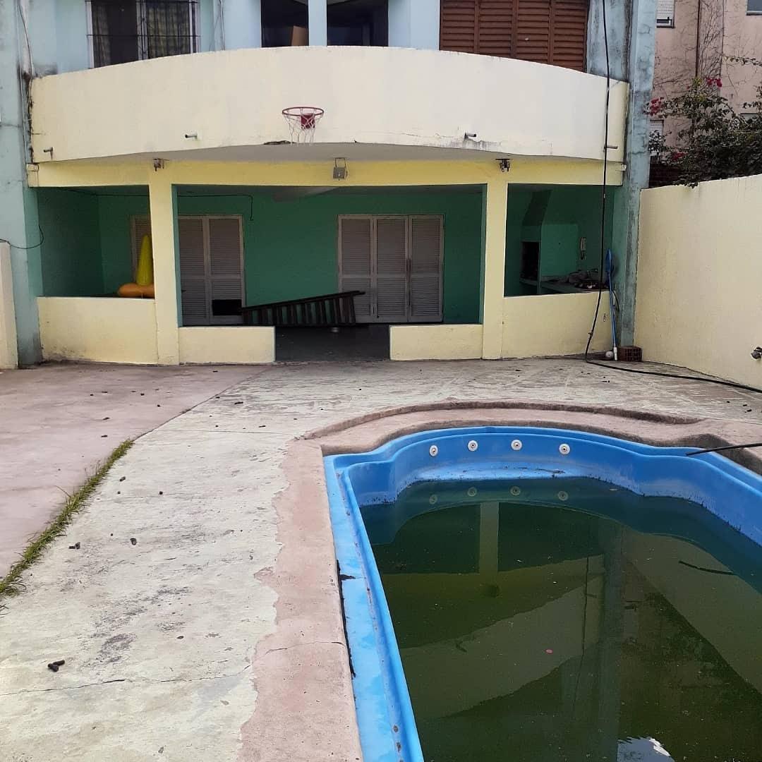 Casa 5 ambientes con piscina, patio, quincho y cochera techada - San Justo