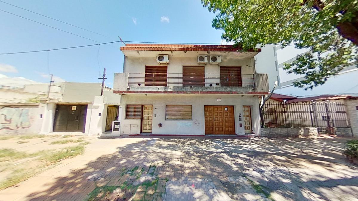 Casa de 3 Dormitorios (250 M2 Aprox.) - Cochera y Parque - Lote de 10x40 - La Plata