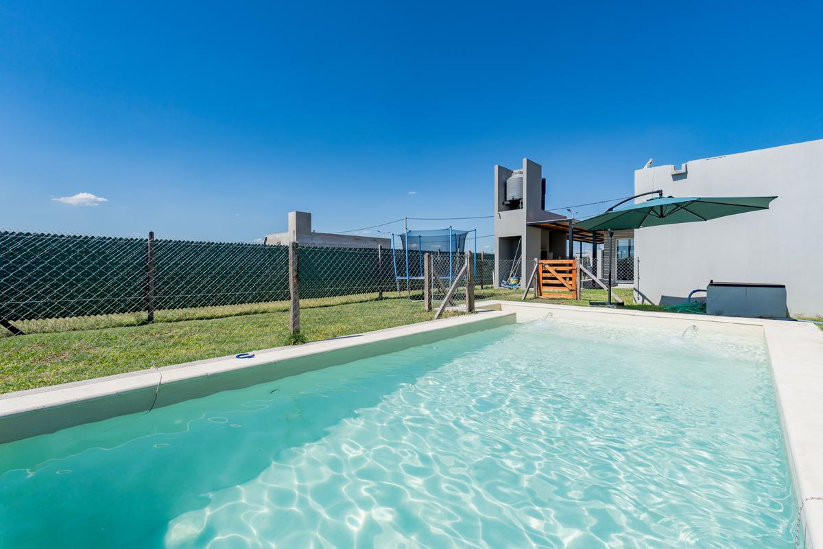 VENTA- Casa 1 dormitorio a estrenar con cochera, patio y piscina -La Toscana, Piñero.