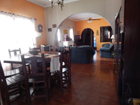 Casa de 4 ambientes con fondo mediano en muy buena ubicacion en Lomas de Zamora Oeste