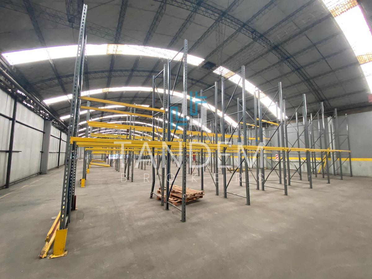 Galpón de 1500 m2 cubiertos en predio cerrado en zona industrial Garín a mts de Panamericana