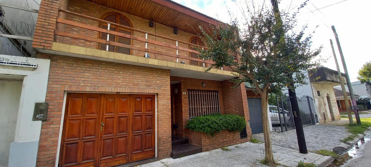 Hermosa Casa 3 Amb con patio amplio, terraza balcon y garaje - Quilmes Centro