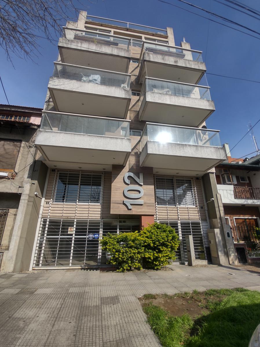 Excelente departamento al frente con balcon en alquiler a 50 mts de Av. Rivadavia