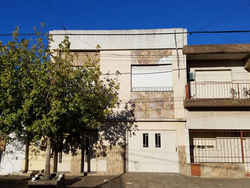 Casa en alquiler de 2 dorm con cocina patio y terraza en PA  en zona sur de Rosario. A tan solo 2 cuadras del centro comercial calle San Martín. ROSARIO