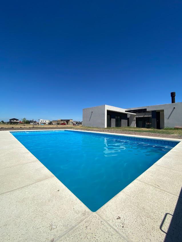 Casa de 4 ambientes a ESTRENAR en Santa Ines con piscina y parque libre. oportunidad