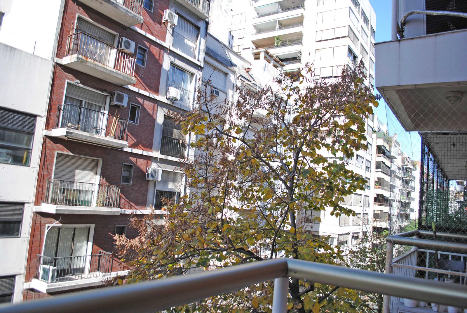 Lindisimo ambiente con balcon al frente en Recoleta - Todo LUZ y SOL - COCHERA y laundry