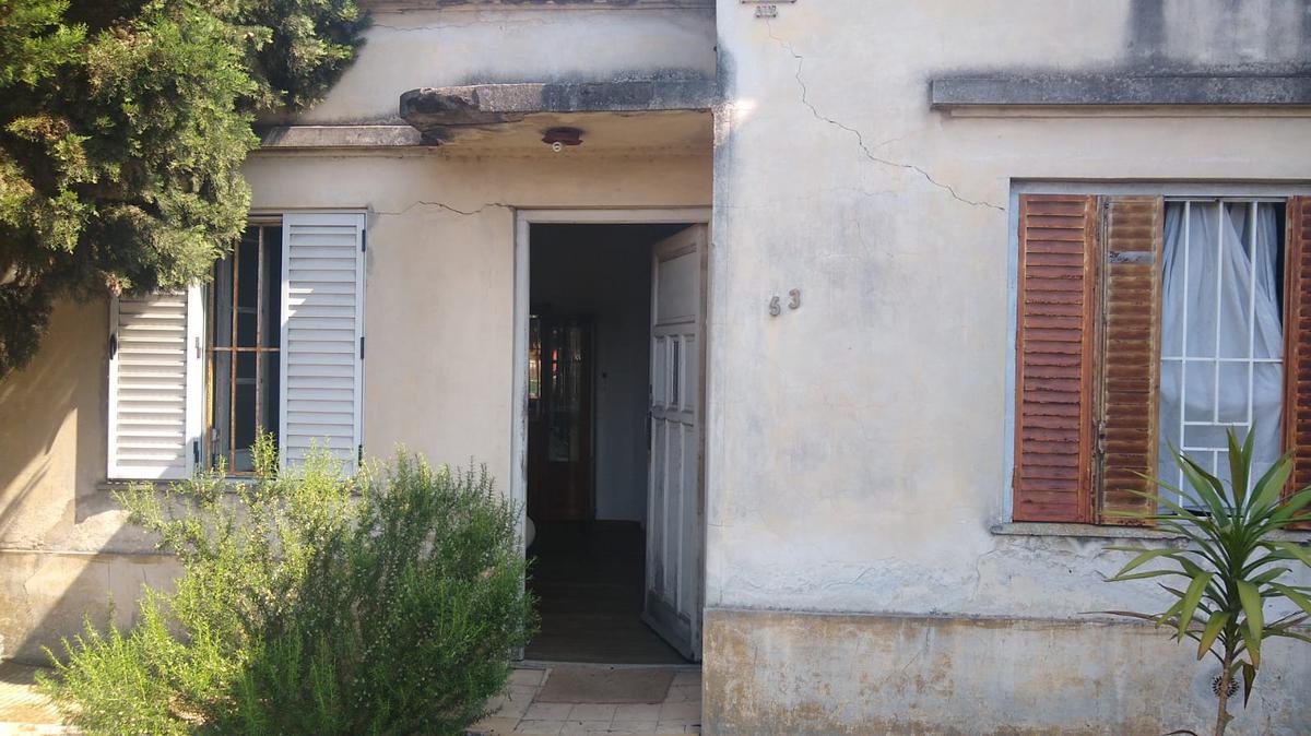 Casa en estado original de 2 dormitorios y gran fondo libre - Lomas de Zamora Este