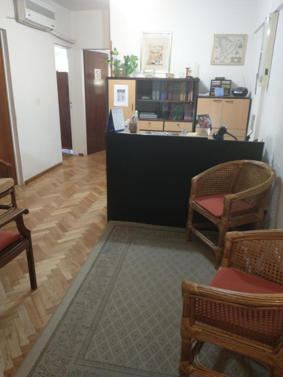 Departamento 2 ambientes ideal oficina/consultorio. Cochera doble.