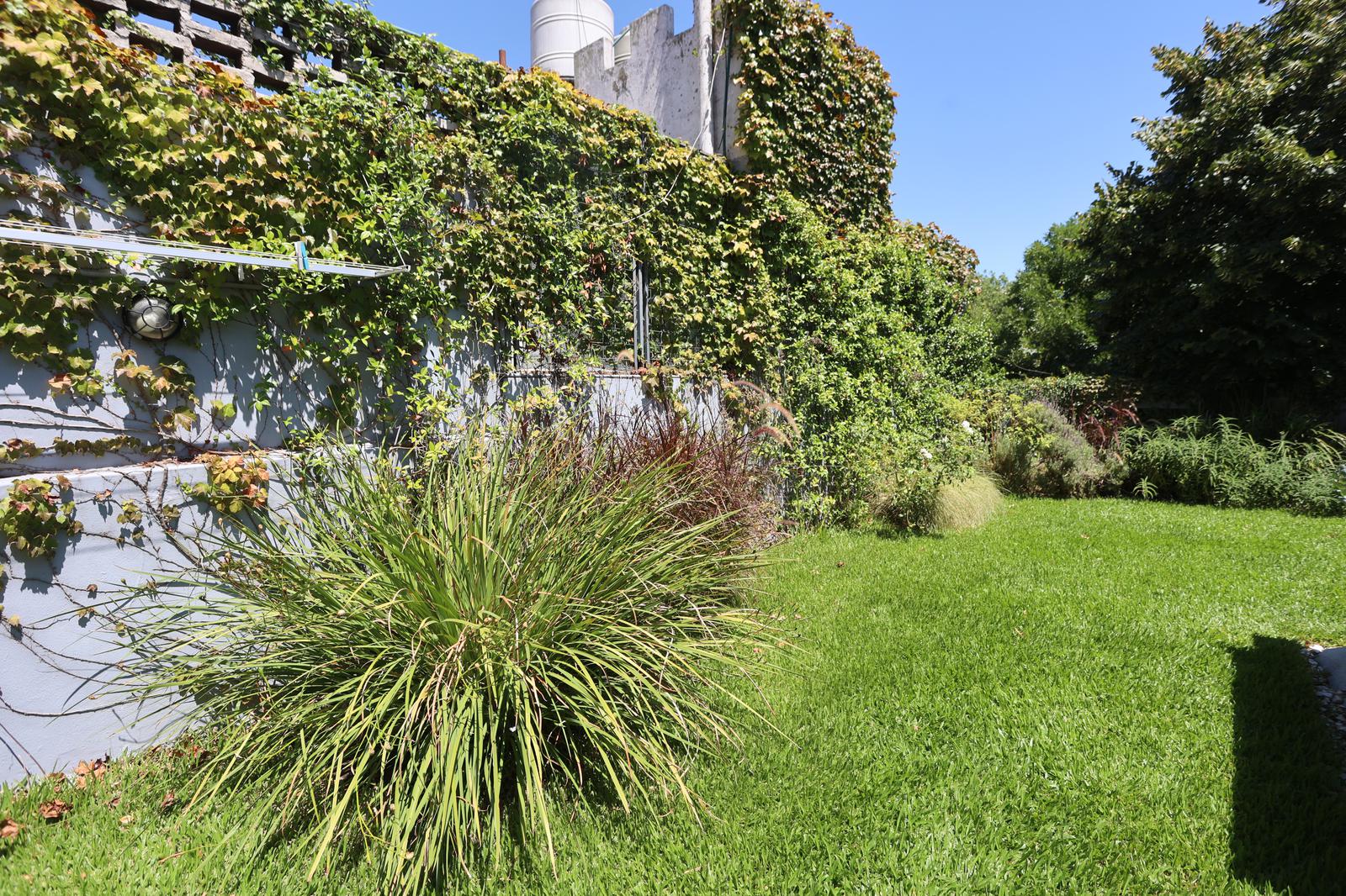 Casa en Venta de 4 ambientes con Espectacular jardín verde en terraza- Caballito