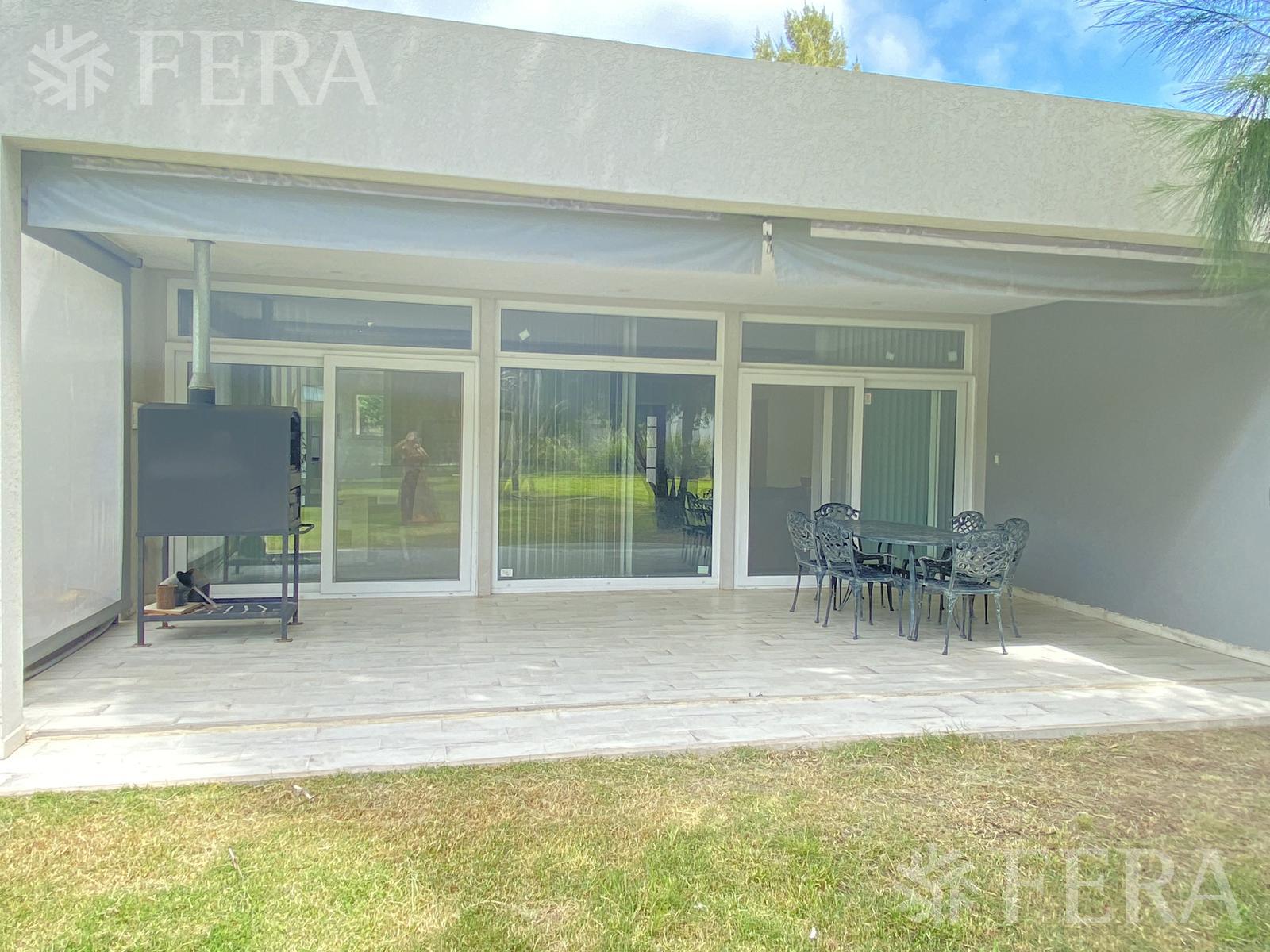 Venta casa 4 ambientes con cochera y fondo libre en Club Miralagos I - La Plata