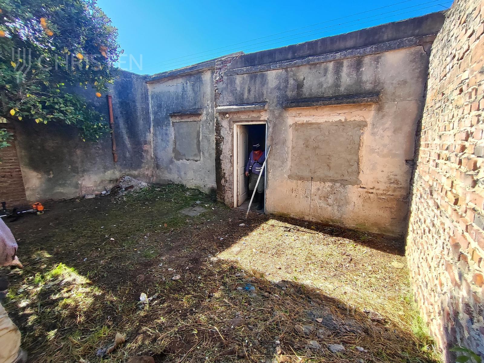 Terreno con casa a demoler en venta. Roque Saenz Peña 3041