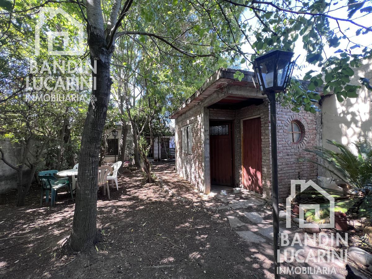 Casa en venta de 3 ambientes mas estudio en Berazategui - Amplio terreno - Excelente ubicacion